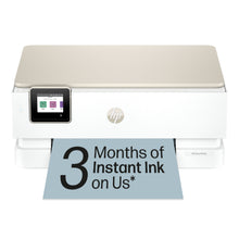 HP Envy Photo 7230 alt-i-en-printer hvid med touchscreen udskriver et ark med teksten "3 måneders Instant Ink on Us".