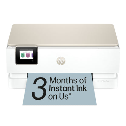 HP Envy Photo 7230 alt-i-en-printer hvid med touchscreen udskriver et ark med teksten "3 måneders Instant Ink on Us".