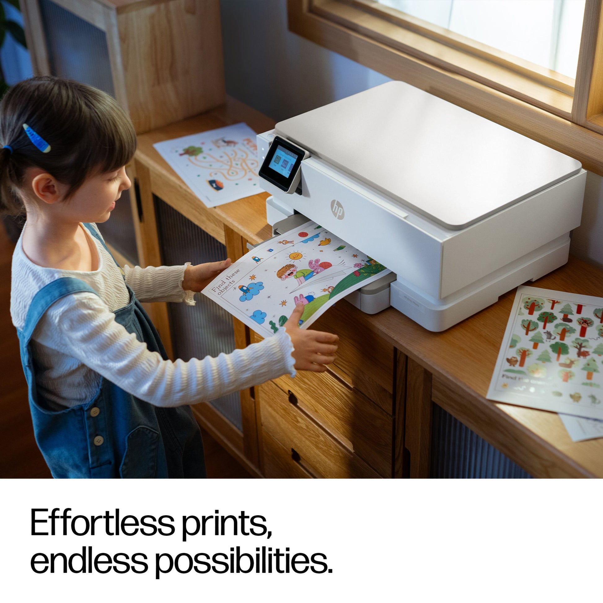 HP Envy Photo 7230 alt-i-en-printer hvid, automatisk dobbeltsidet print, farvede udskrifter på træbord.