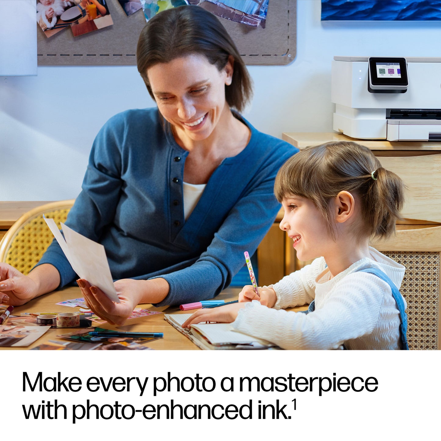 HP Envy Photo 7230 alt-i-en-printer hvid ved siden af kvinde og barn med billeder og tegninger, tekst: fotoforbedret blæk.