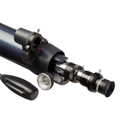 Celestron AstroMaster 1,25″ tilbehørssæt med 8 dele monteret på teleskopets fokuseringsenhed med filter til observation af månen og planeterne.