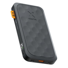 Xtorm Powerbank 20W 10.000 mAh Fuel Series 5 Sort med tekstureret sort design, digital batteriskærm, 2x USB-C, 1x USB-A, orange 20W label.