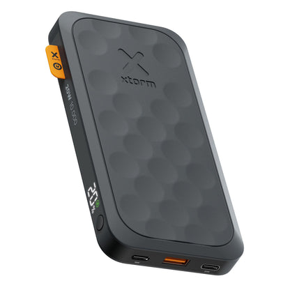 Xtorm Powerbank 20W 10.000 mAh Fuel Series 5 Sort med tekstureret sort design, digital batteriskærm, 2x USB-C, 1x USB-A, orange 20W label.