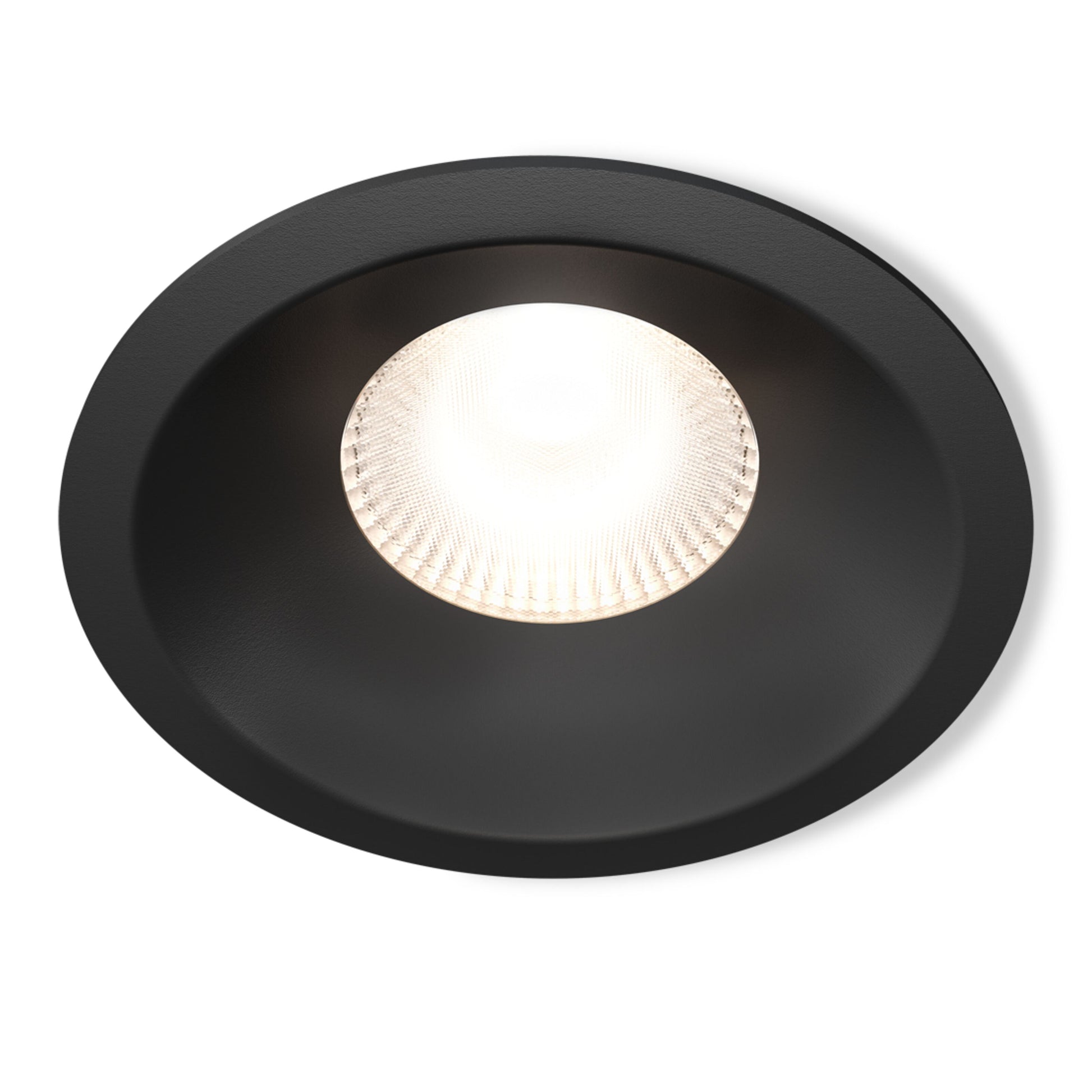 Plejd Downlight Deep DWN-02 Sort rund indbygget loftslampe tændt med hvid dæmpbar belysning.