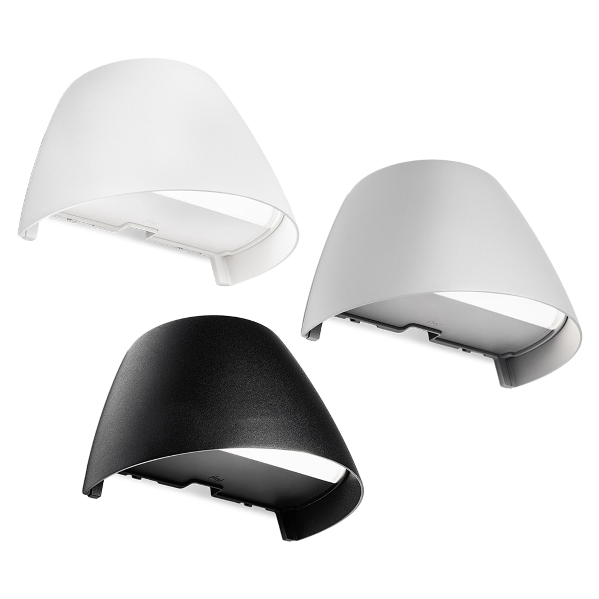 Plejd Smart vægarmatur OUT-02 hvid, delvist lukket LED-lyskilde, til udendørs brug, minimalistisk design.