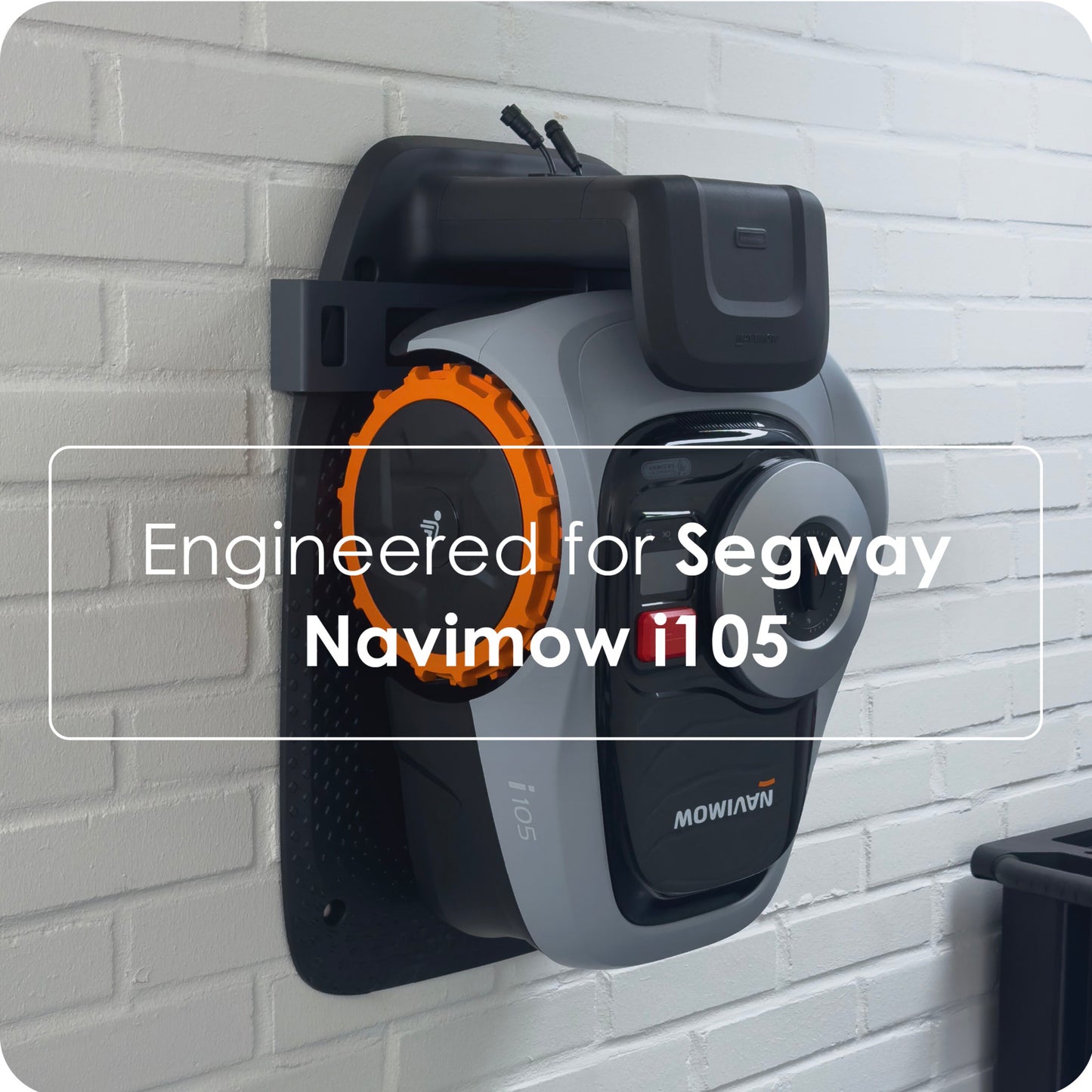 Grimsholm vægholder til Segway Navimow i105 sort, monteret på mur, teksten Engineered for Segway Navimow i105.