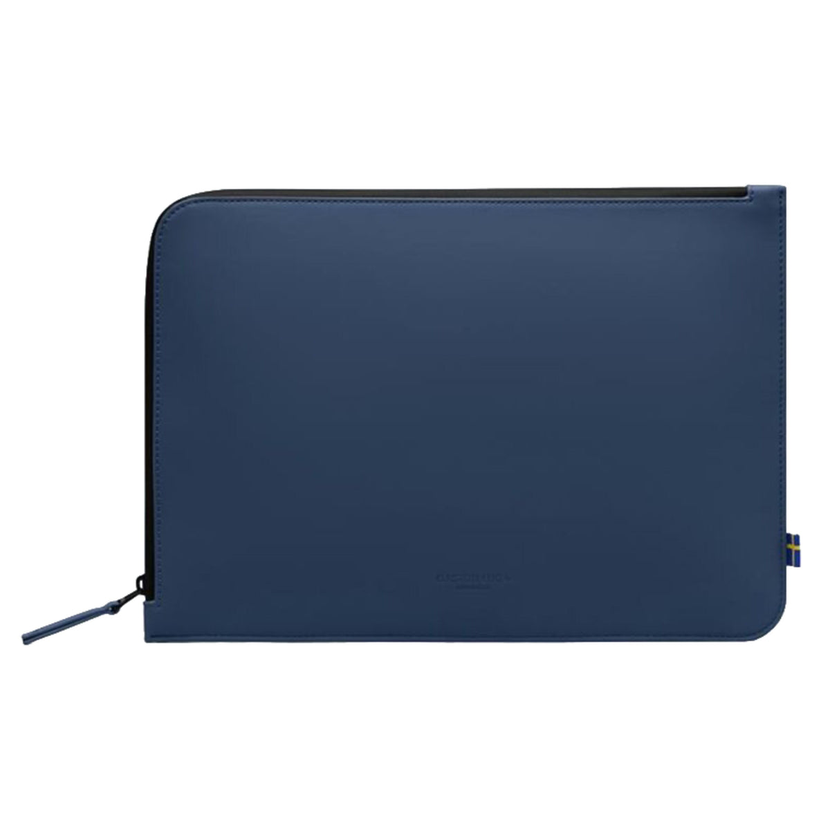 Gaston Luga Däsh laptop-etui til 13–14″, mørkeblå, vandtæt, genanvendt polyester med et mærke med det svenske flag i højre kant.
