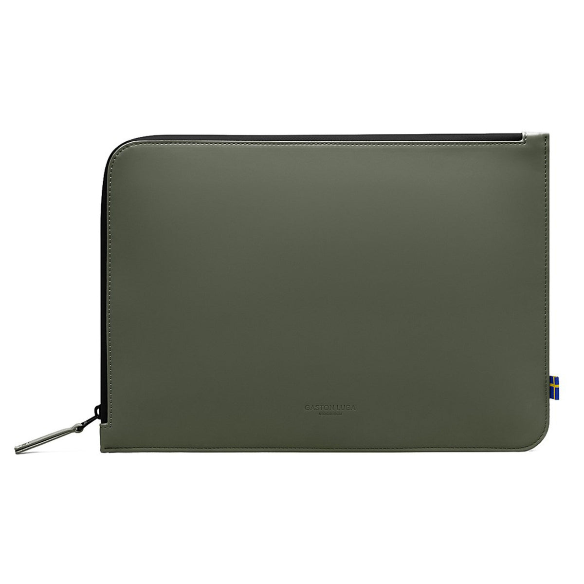 Gaston Luga Däsh laptop-etui 13-14″ i olivengrøn, genanvendt polyester, præget logo, svensk flagmærke, lynlås i venstre side.