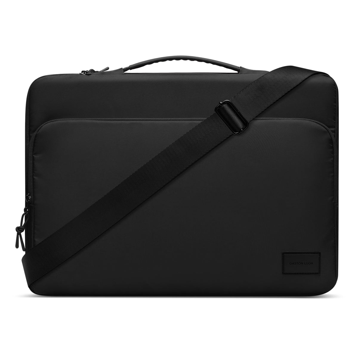 Gaston Luga Däsh polstret dokumentmappe, 16″ computertaske i sort genanvendt polyester med håndtag øverst, justerbar rem, forlomme og logo.