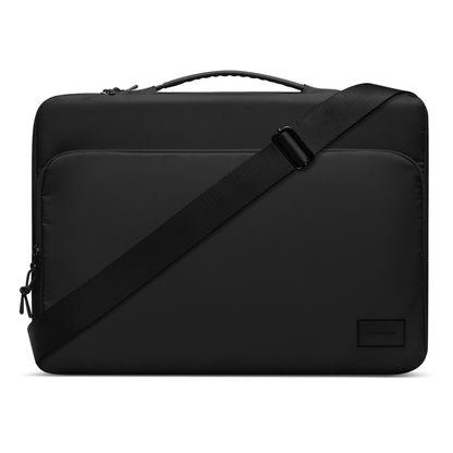 Gaston Luga Däsh polstret dokumentmappe, 16″ computertaske i sort genanvendt polyester med håndtag øverst, justerbar rem, forlomme og logo.