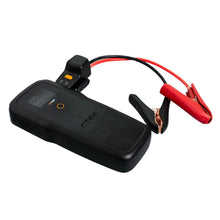 Ctek RB 3000 Startbooster sort 59,2 Wh med digital display tilsluttet batteri med rød og sort klemme.