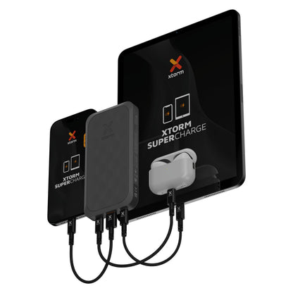 Xtorm Powerbank 20W 10.000mAh Fuel Series 5 Sort med tre porte, Xtorm SuperCharge logo vises på alle skærme.