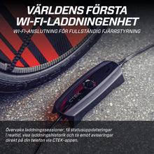 Ctek CS ONE Gen 2 smart batterioplader 12V til bil, tilsluttet bilbatteri, svensk tekst om Wi-Fi og mobil app-fjernovervågning.