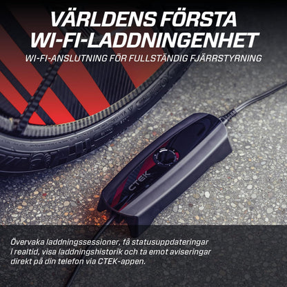 Ctek CS ONE Gen 2 smart batterioplader 12V til bil, tilsluttet bilbatteri, svensk tekst om Wi-Fi og mobil app-fjernovervågning.
