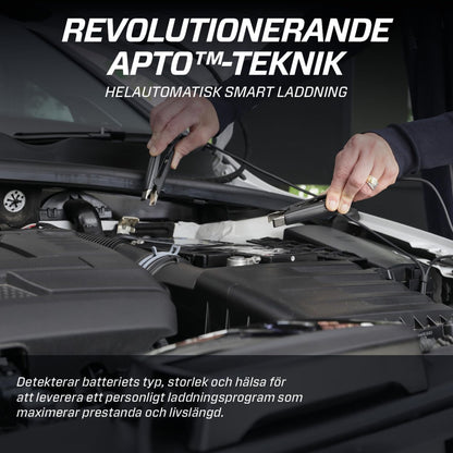 Ctek CS ONE Gen 2 smart batterioplader 12 V tilsluttes bilbatteri med startkabler, svensk tekst om APTO-teknologi.
