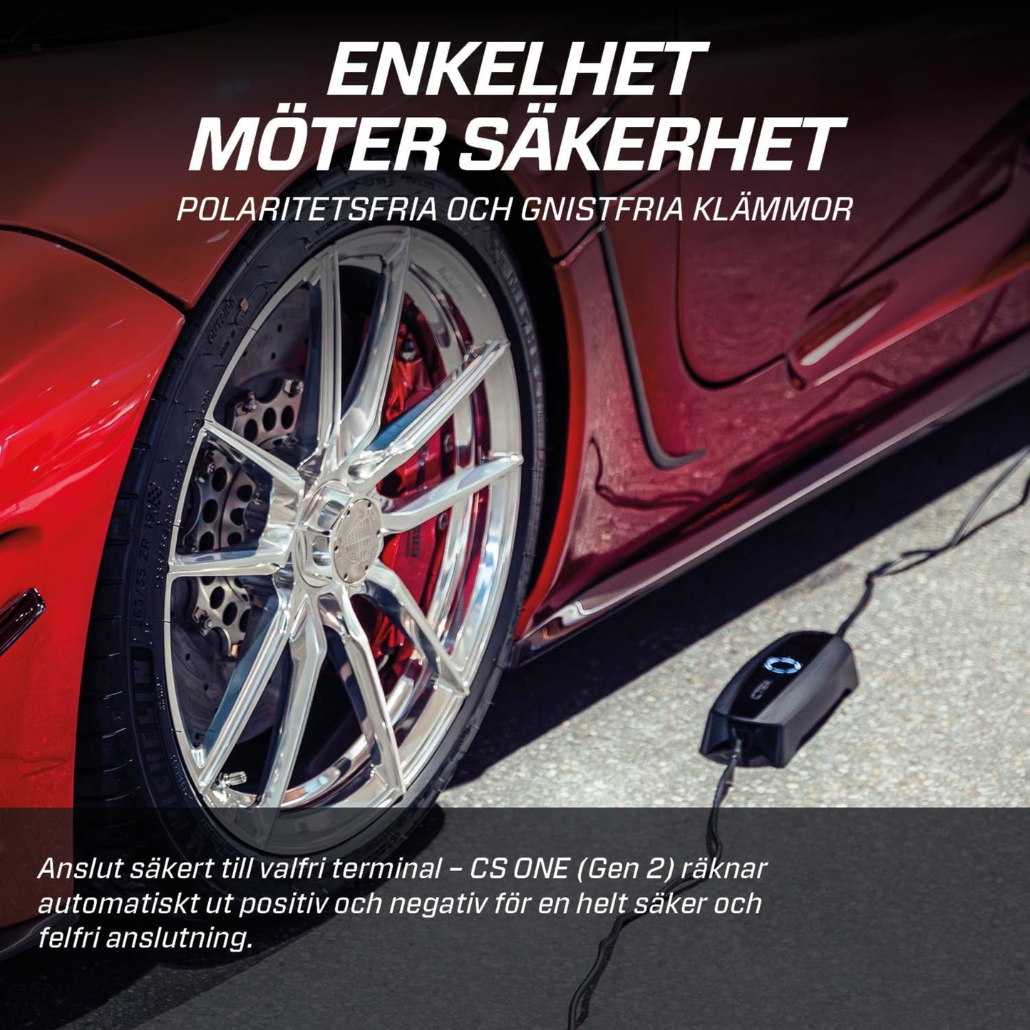 Ctek CS ONE Gen 2 smart batterioplader 12V sort ved rød sportsbils hjul, tilsluttet kabel, svenske tekstdetaljer.