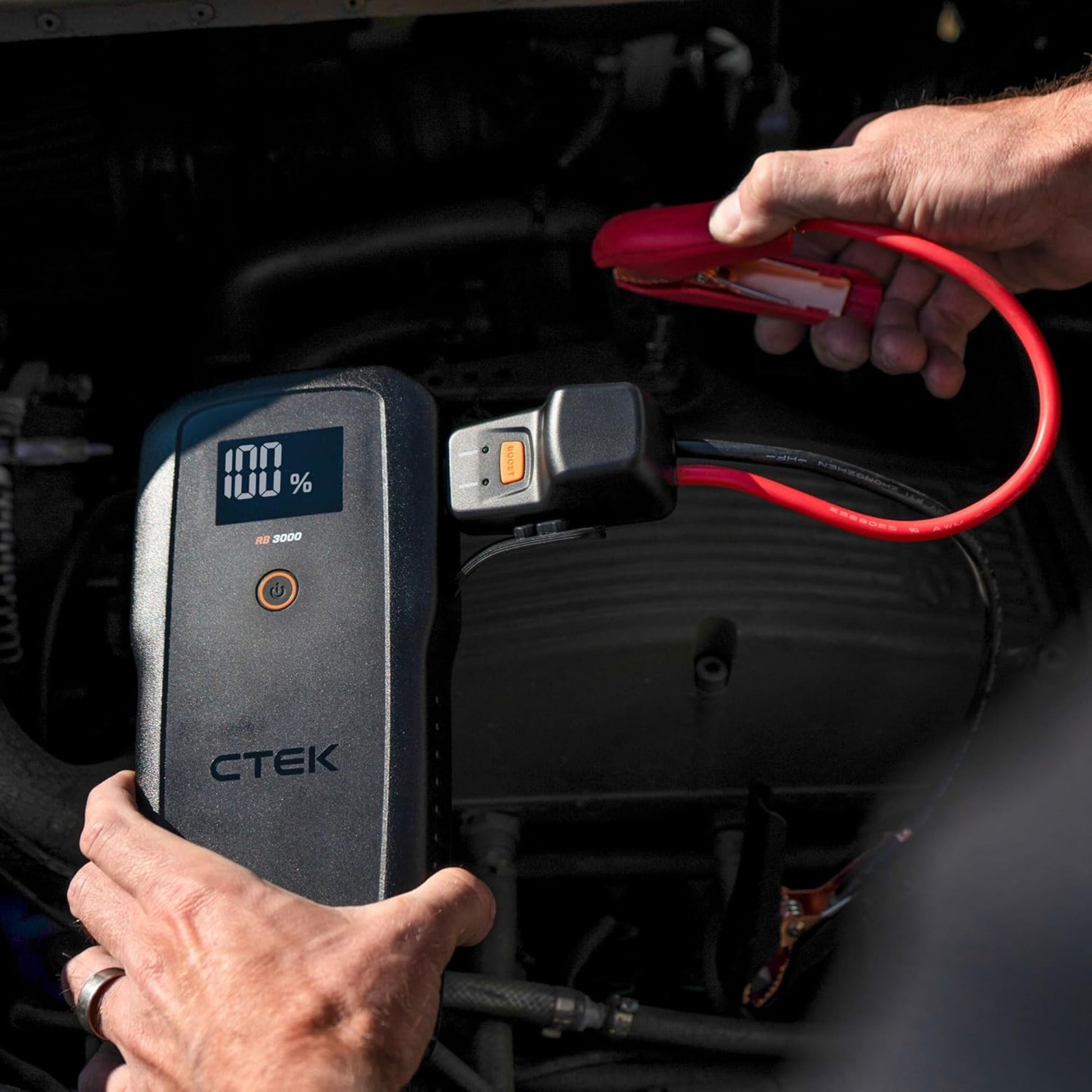 Ctek RB 3000 Startbooster 59,2 Wh digital display viser 100 rød klemme klar til tilslutning under bilmotorhjelm 12V starthjælp.