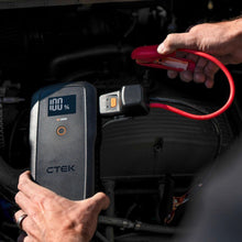 Ctek RB 3000 Startbooster 59,2 Wh digital display viser 100 rød klemme klar til tilslutning under bilmotorhjelm 12V starthjælp.