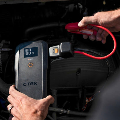 Ctek RB 3000 Startbooster 59,2 Wh digital display viser 100 rød klemme klar til tilslutning under bilmotorhjelm 12V starthjælp.