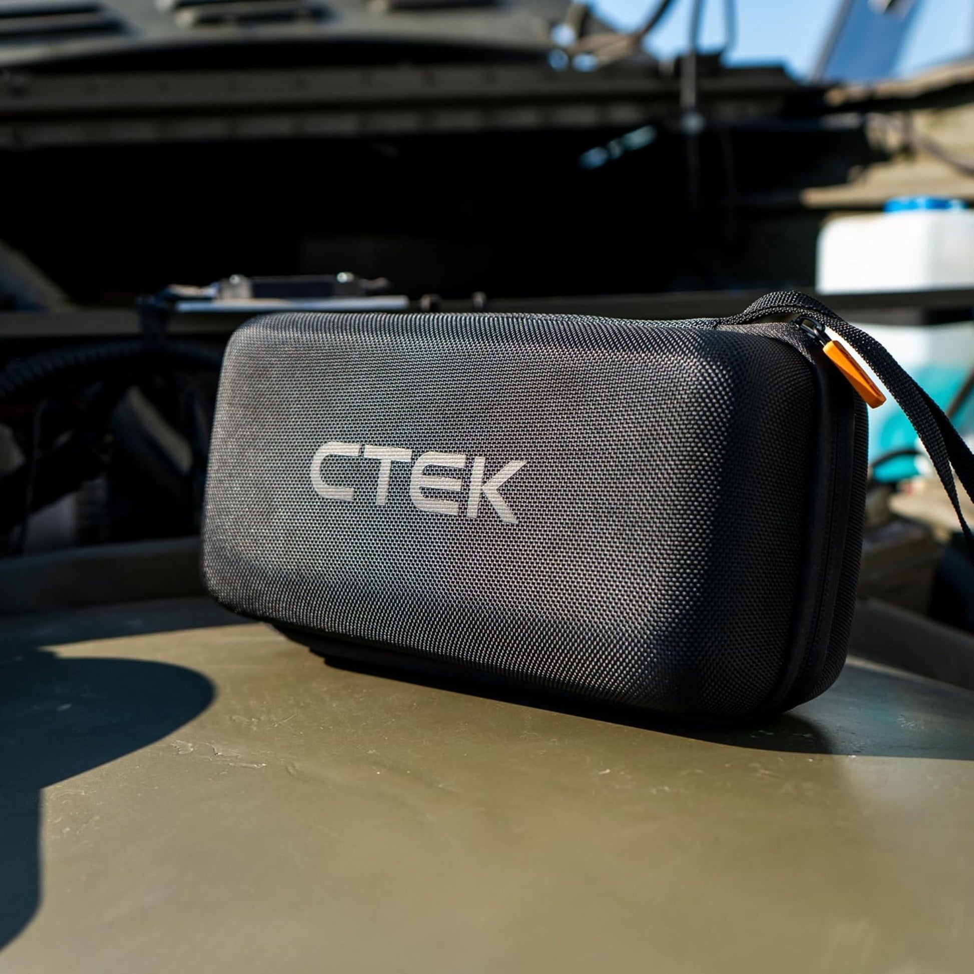 Ctek sort taske med lynlås og Ctek-logo til RB 3000 Startbooster (59,2 Wh), på olivengrøn overflade.