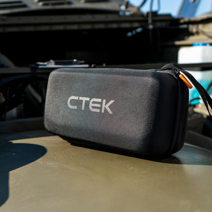 Ctek sort taske med lynlås og Ctek-logo til RB 3000 Startbooster (59,2 Wh), på olivengrøn overflade.
