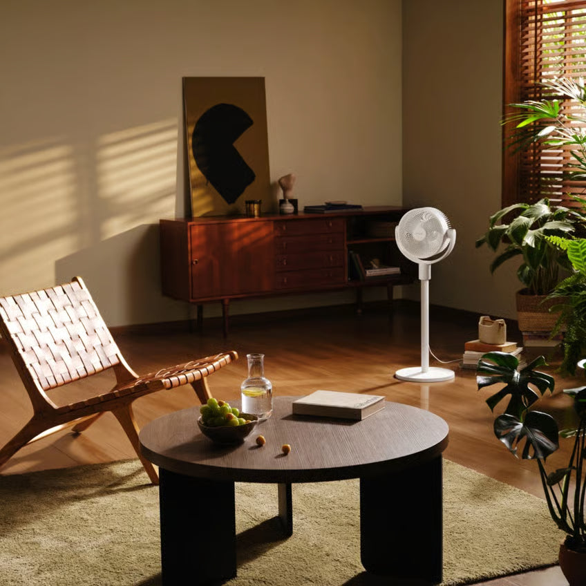 Xiaomi Smart stående luftcirkulationsventilator, hvid, står i stuen ved vinduet sammen med planter, et tæppe og træmøbler.