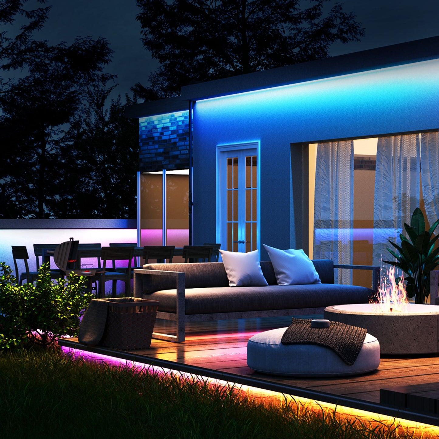 Govee Udendørs Strip Light Pro RGBICWW 10 m monteret på terrasse med ildsted, kurvestol, sofa og planter om aftenen.