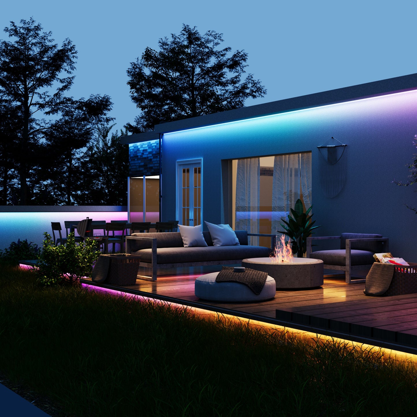 Govee Udendørs Strip Light Pro RGBICWW 10 m i blå, lilla og varme nuancer på træterrasse med sofa og loungemøbler.