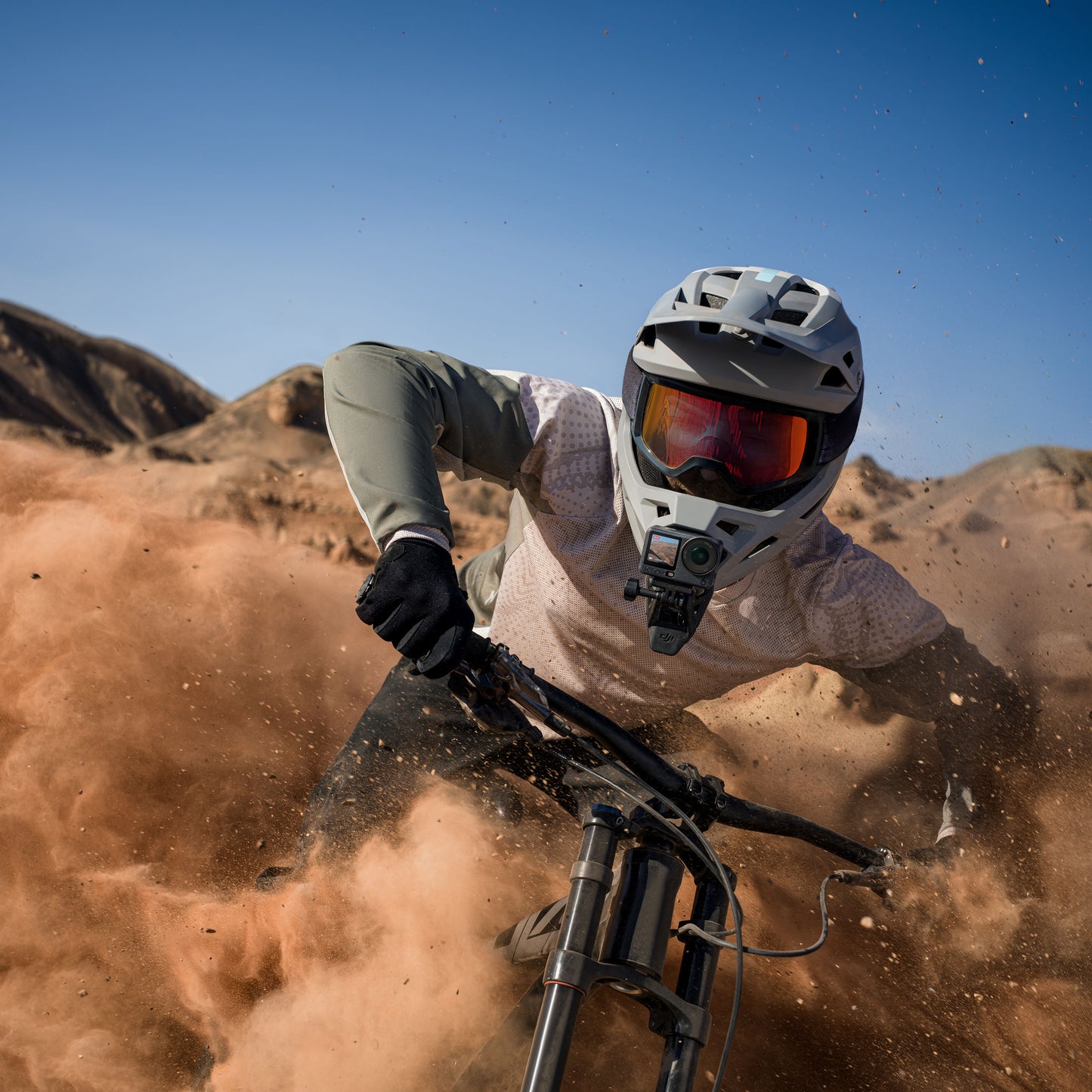 Dji Osmo Action 6 Standard Combo optager mountainbiker med hjelm og briller, skarp detalje via RockSteady 3.0 stabilisering.