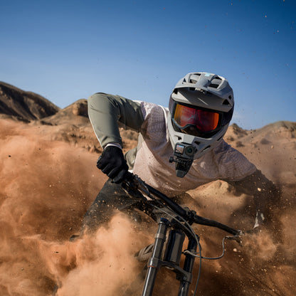 Dji Osmo Action 6 Standard Combo optager mountainbiker med hjelm og briller, skarp detalje via RockSteady 3.0 stabilisering.