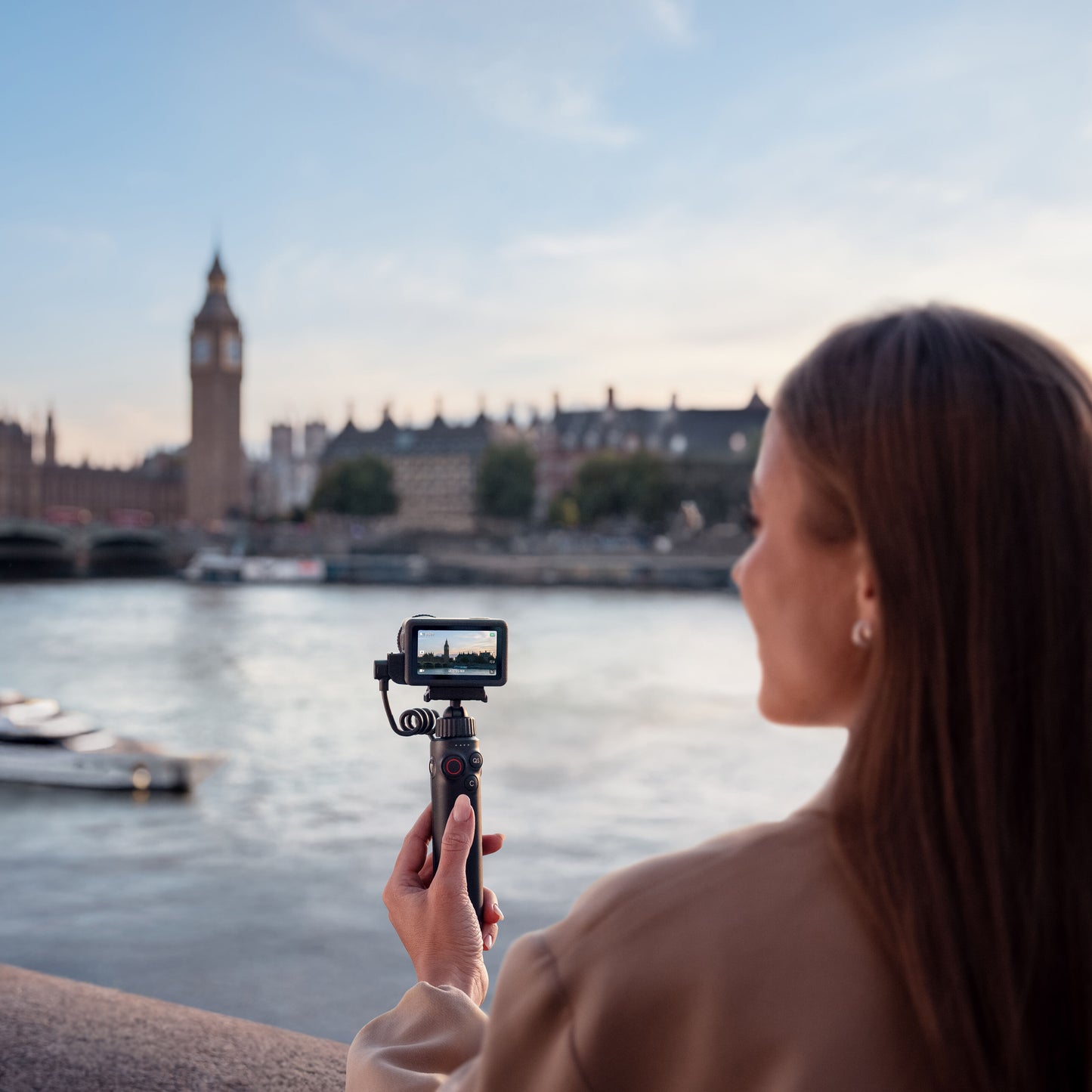 DJI Osmo Action 6 Standard Combo actionkamera optager Houses of Parliament og Big Ben ved Themsen, detaljer vises på skærm.