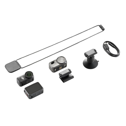 DJI Osmo Nano actionkamera 128 GB med batteri, magnetiske holdere, opladerkabel, rem og adapter.
