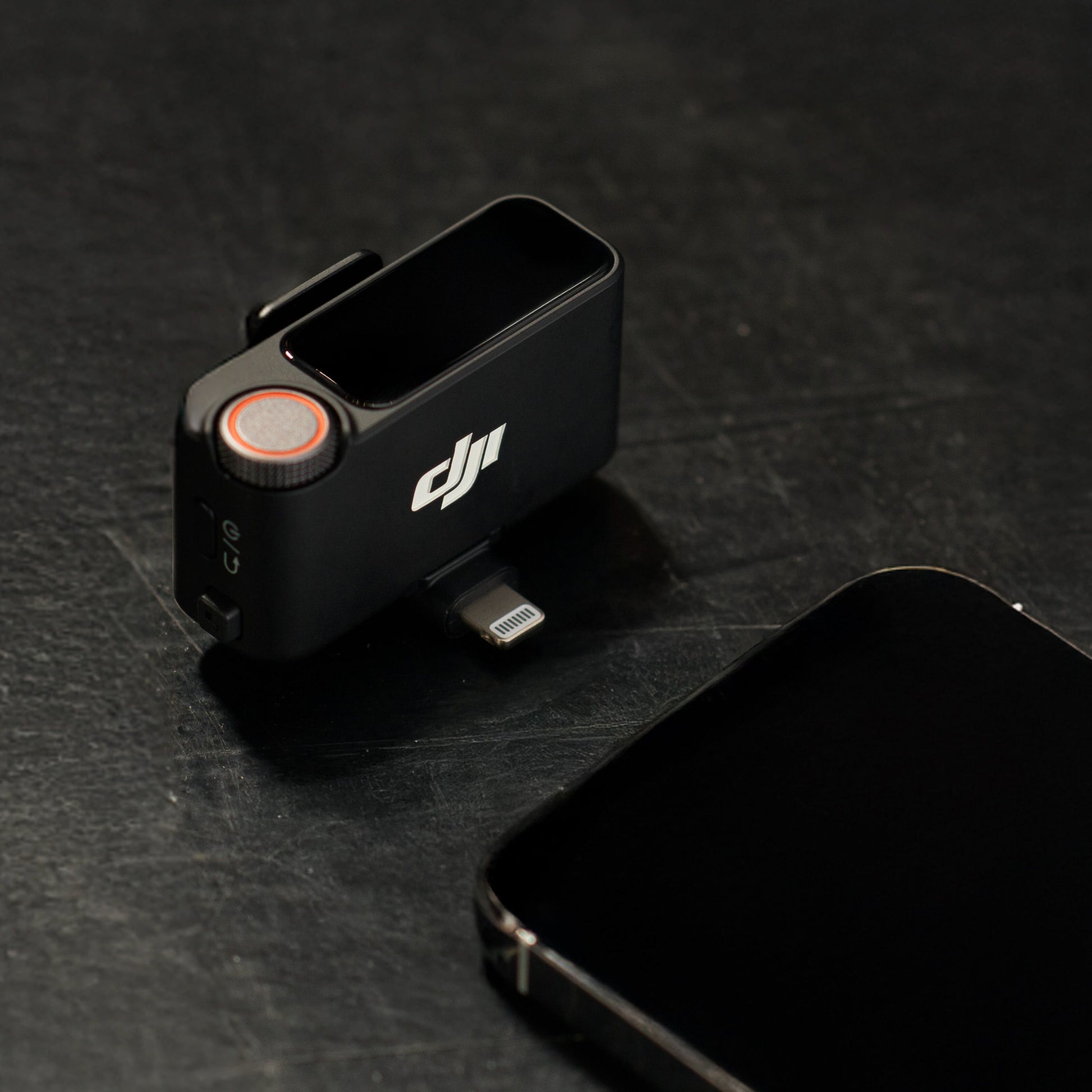 DJI Mic 3 Receiver trådløs mikrofonmodtager 1 RX med Lightning-stik ved smartphone på mørk overflade.