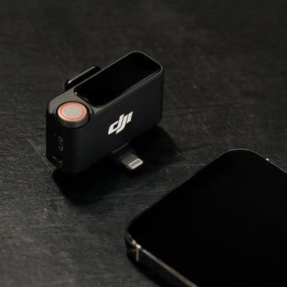 DJI Mic 3 Receiver trådløs mikrofonmodtager 1 RX med Lightning-stik ved smartphone på mørk overflade.