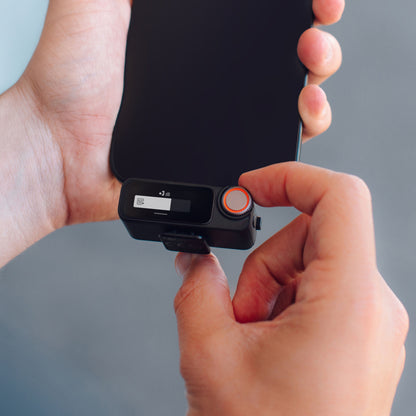 DJI Mic 3 Receiver trådløs mikrofonmodtager 1 RX med display skærm tilsluttes smartphone via ladestik, vises i brug.
