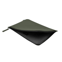 Gaston Luga Däsh laptop-taske 13-14″, olivengrøn, genbrugt polyester, lynlåslukning, mørkt indre, der kan ses.