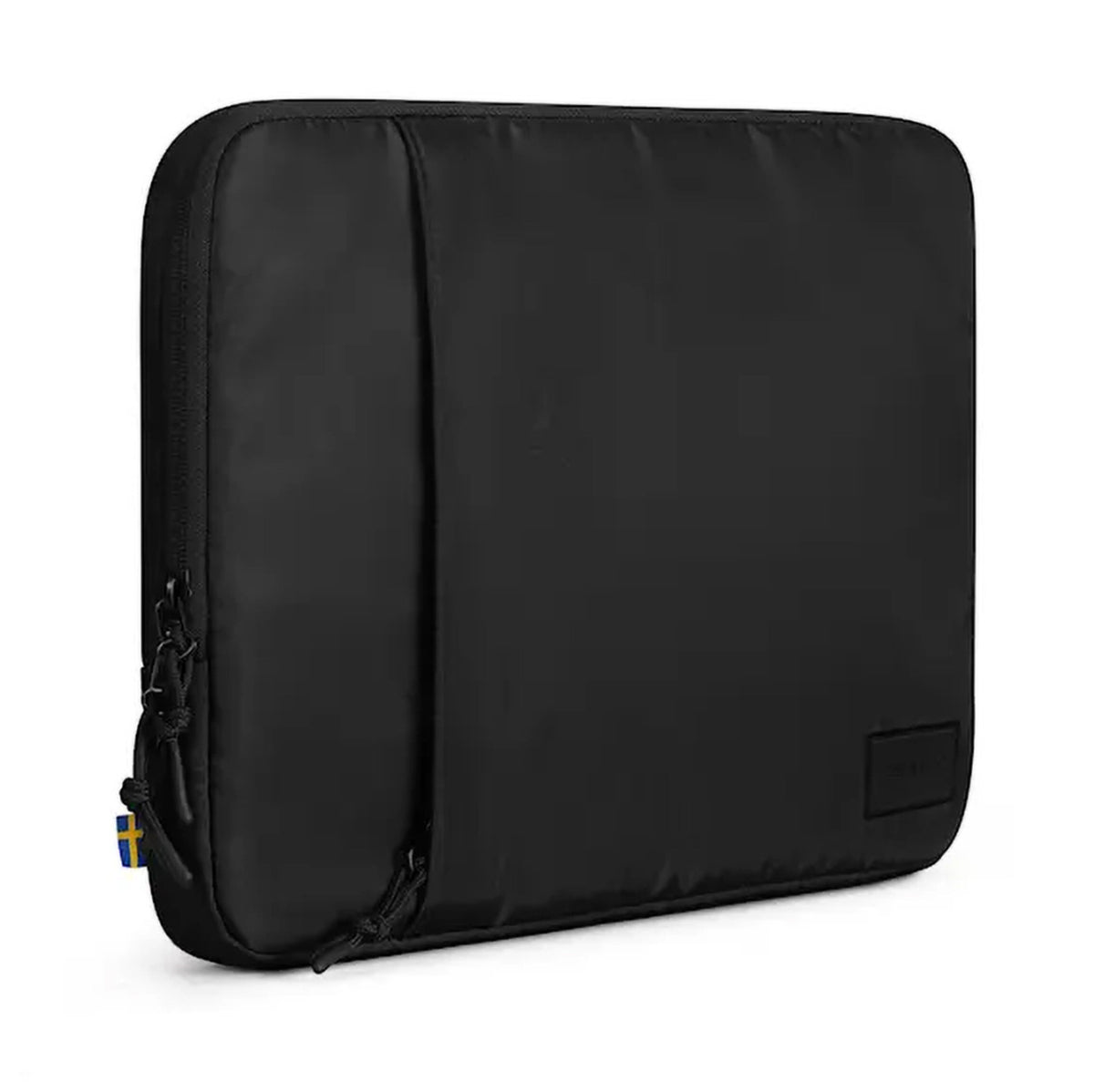 Gaston Luga Däsh polstret taske 13/14″ sort computertaske i GRS-genanvendt polyester, lynlås, mærke med det svenske flag, passer til en 14″ bærbar computer.