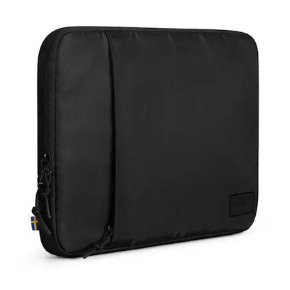 Gaston Luga Däsh polstret taske 13/14″ sort computertaske i GRS-genanvendt polyester, lynlås, mærke med det svenske flag, passer til en 14″ bærbar computer.
