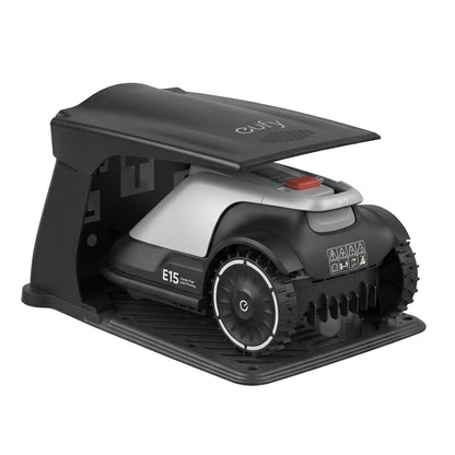 Eufy E15 robotplæneklipper grå til store haver i sort/grå ladestation med delvist åben tag.