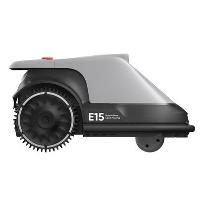 Eufy E15 robotplæneklipper grå, AI, kompakt design, sort/grå kabinet, stor mønstret baghjul og lille forhjul set fra siden.