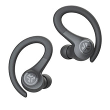 JLab Go Air Sport trådløse øretelefoner, sorte, med ørekroge og rundt logo på hver øretelefon.