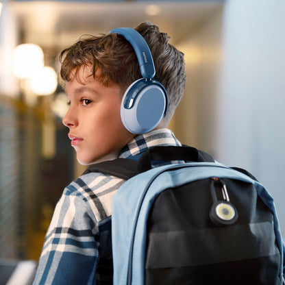 Philips 5000-serien trådløse over-ear høretelefoner til børn blå, bæres af barn iført ternet skjorte, blå/sort rygsæk.
