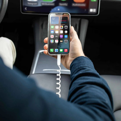 IPhone tilsluttet Vonmählen Allroundo Eco 6-i-1 opladerkabel Hvid vises i bil med hjemmeskærm og instrumentbræt.