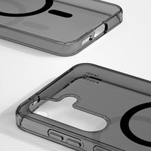 IDEAL OF SWEDEN Gennemsigtigt MagSafe-cover til Galaxy S24/S25, tonet sort med gennemsigtig grå finish, cirkulært design, logo-tryk.