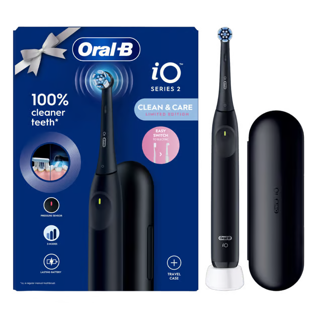 Oral-B iO Series 2 elektrisk tandbørste i farven Night Black med tryksensor, oplader, rejseetui og produktemballage.