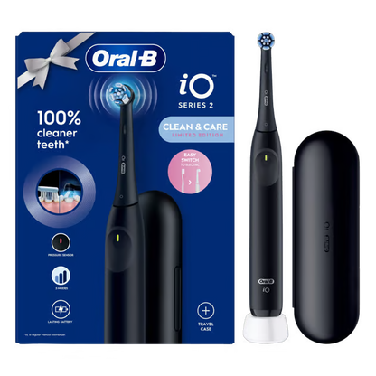 Oral-B iO Series 2 elektrisk tandbørste i farven Night Black med tryksensor, oplader, rejseetui og produktemballage.
