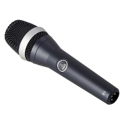 AKG D5 dynamisk sort håndmikrofon med metalgitter, sølvring, superkardioide mønster, modelnummer D5 ved basen.