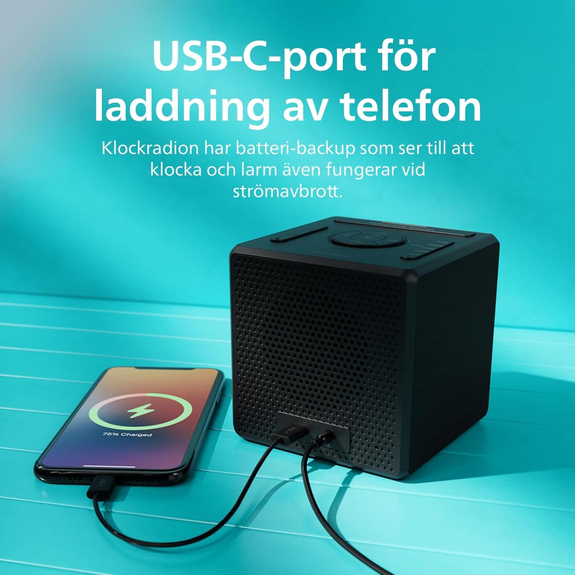 Philips R4600 DAB+-vækkeur sølv med USB-C-opladning, smartphone tilsluttet via USB-C, svensk tekst på displayet.