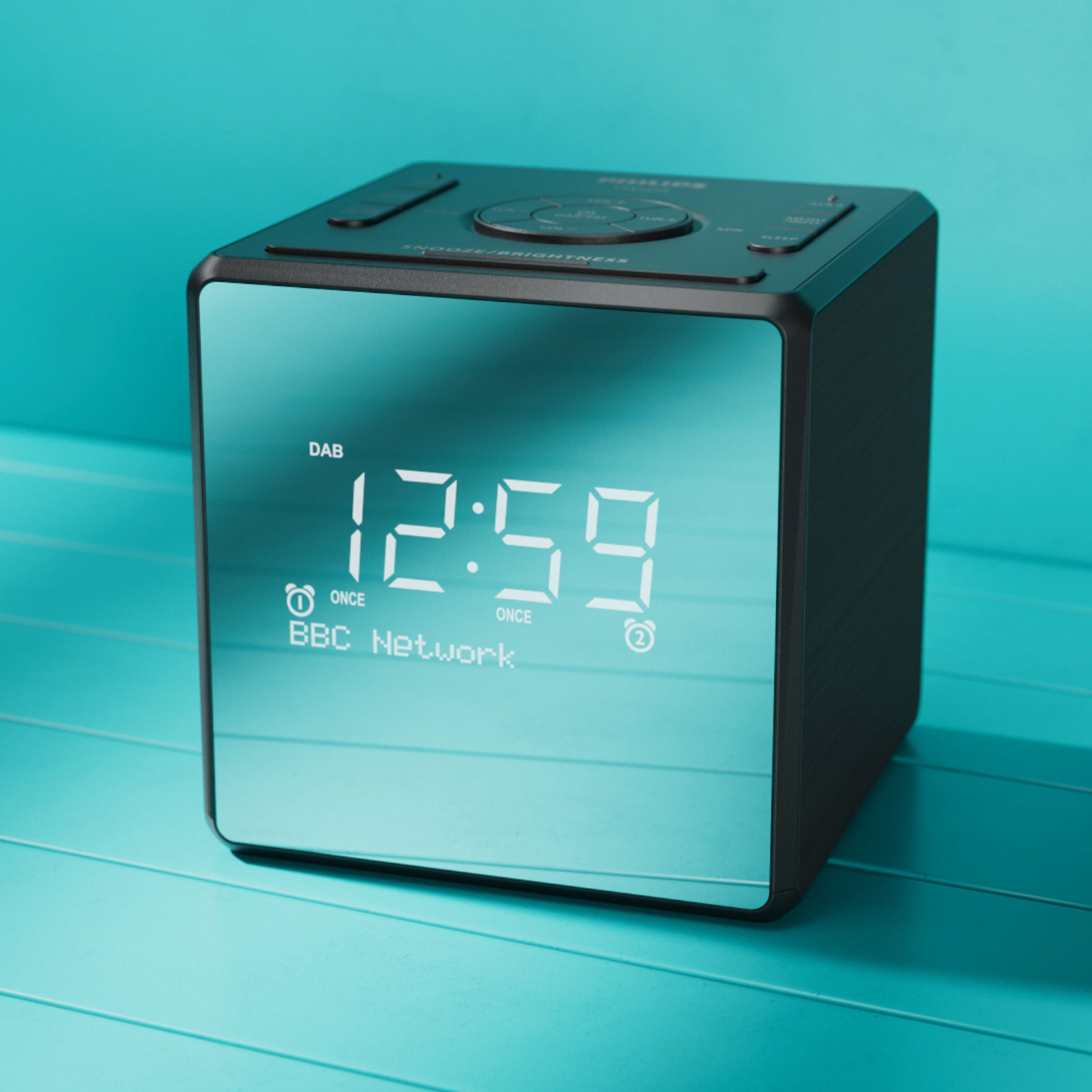 Philips R4600 DAB+ clockradio sølv, spejlfront, digitalt display 12:59, BBC Network og radioindstillinger vises.
