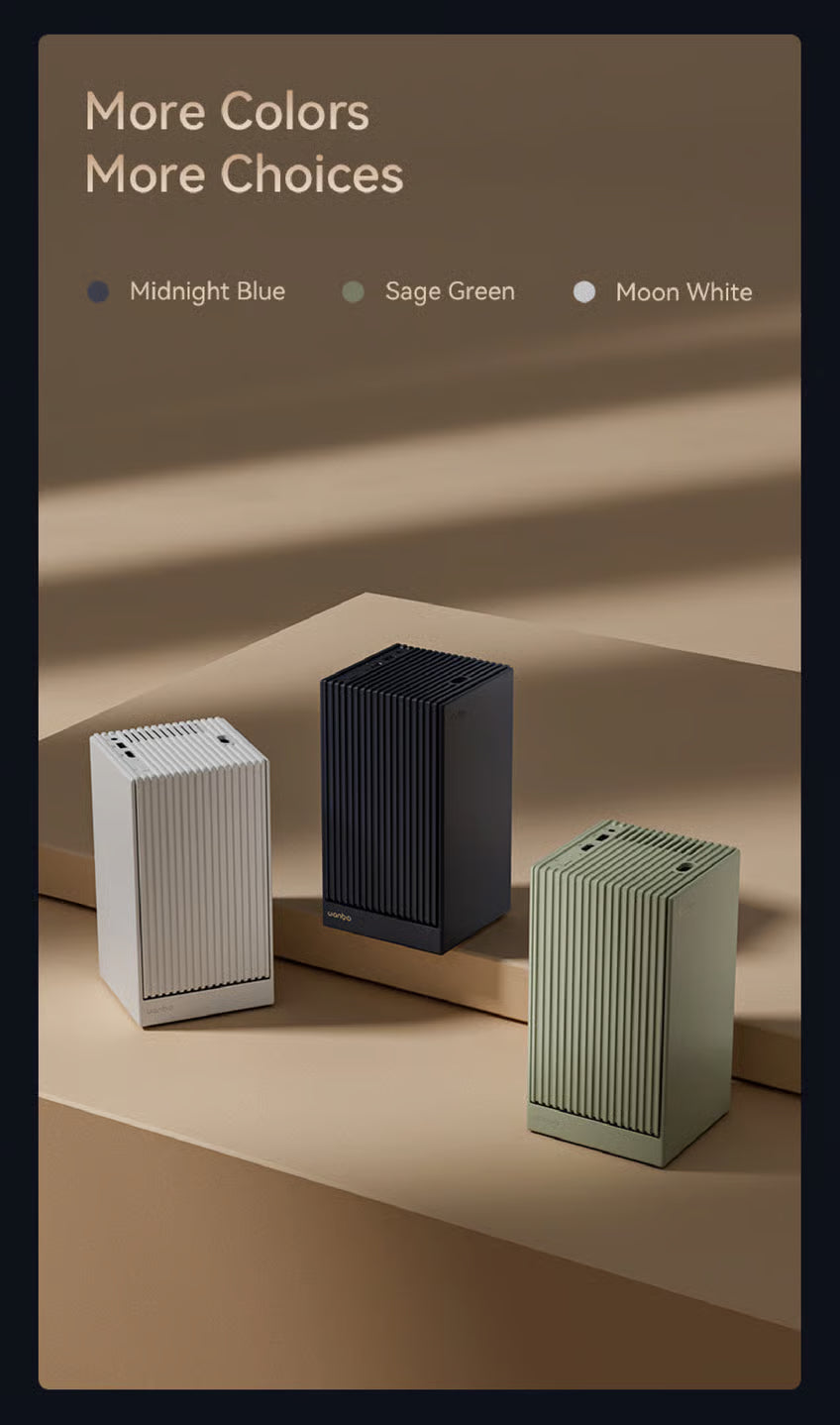 Tre luftrensere med ribber i farverne Moon White, Midnight Blue og Sage Green på beige overflader.